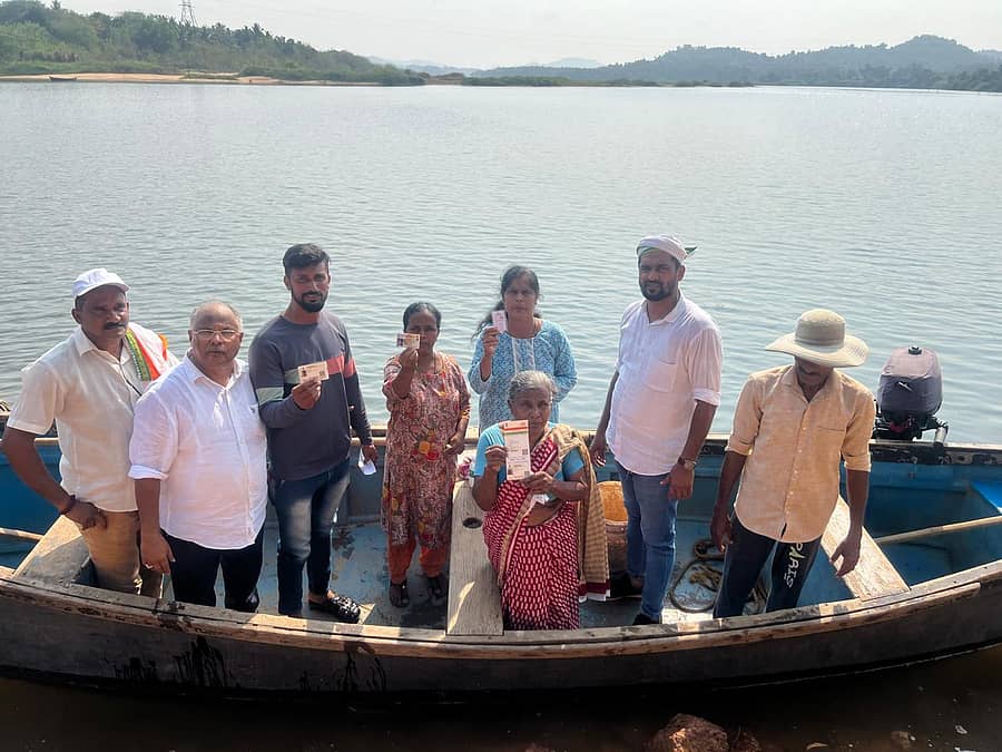 ಪಾವೂರು ಗ್ರಾಮ ಪಂಚಾಯಿತಿ ವ್ಯಾಪ್ತಿಯ ಉಳಿಯ ದ್ವೀಪದ ಮತದಾರರು ಶುಕ್ರವಾರ ದೋಣಿಯ ಮೂಲಕ ಬಂದು ಮತ ಚಲಾಯಿಸಿದರು