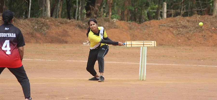 ಗೋಣಿಕೊಪ್ಪಲು ಬಳಿಯ ಬಾಳೆಲೆಯಲ್ಲಿ ನಡೆಯುತ್ತಿರುವ ಅರಮಣಮಾಡ ಕ್ರಿಕೆಟ್ ಟೂರ್ನಿಯ ಮಹಿಳಾ ವಿಭಾಗದಲ್ಲಿ ಅಜ್ಜಿಕುಟ್ಟೀರ ತಂಡದ ಆಟಗಾರ್ತಿಯೊಬ್ಬರು ಉತ್ತಮ ಬ್ಯಾಟಿಂಗ್ ನಡೆಸಿದರು