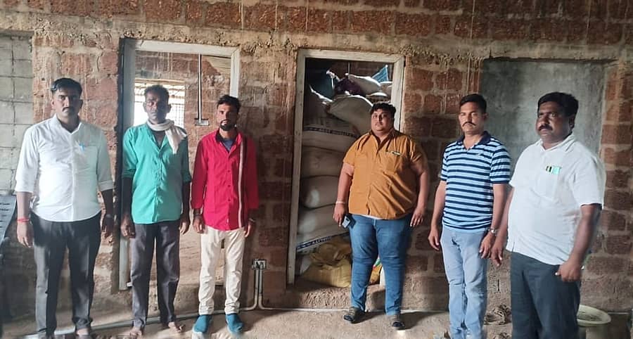 <div class="paragraphs"><p>ಚಿಂಚೋಳಿಯ ಹಸರಗುಂಡಗಿ ಗ್ರಾಮದ ಮನೆಯೊಂದರಲ್ಲಿ ಇರಿಸಲಾದ ಪಡಿತರ ಅಕ್ಕಿ</p><p></p></div>