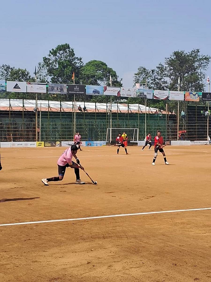 ನೆಲ್ಲಮಕ್ಕಡ ಮತ್ತು ಅರೆಯಡ ತಂಡದ ಆಟಗಾರರ ನಡುವಿನ ಪೈಪೋಟಿ