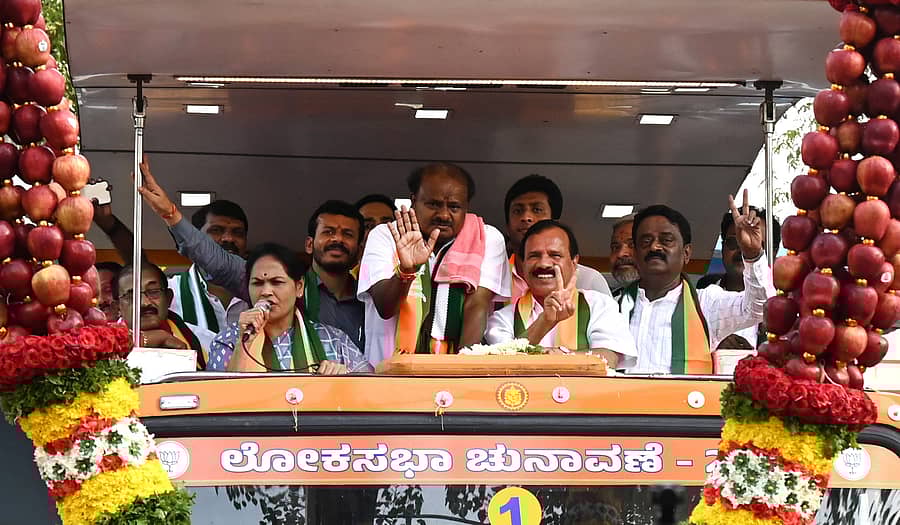 <div class="paragraphs"><p>ಬೆಂಗಳೂರು ಉತ್ತರ ಲೋಕಸಭಾ ಕ್ಷೇತ್ರದ ಬಿಜೆಪಿ ಅಭ್ಯರ್ಥಿ ಶೋಭಾ ಕರಂದ್ಲಾಜೆ ನಗರದ ಬಾಗಲಗುಂಟೆಯಲ್ಲಿ ರೋಡ್ ಶೋ ನಡೆಸಿ ಮತಯಾಚಿಸಿದರು. </p></div>