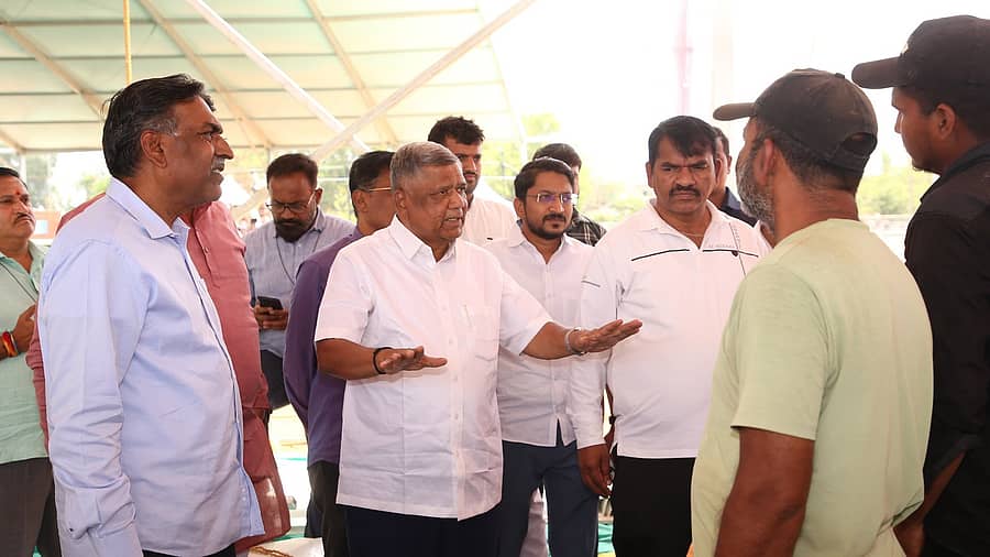 <div class="paragraphs"><p>ಬೆಳಗಾವಿಯ ಬಿ.ಎಸ್.ಯಡಿಯೂರಪ್ಪ ಮಾರ್ಗದ ಮಾಲಿನಿ ಸಿಟಿ ಮೈದಾನದಲ್ಲಿ ಪ್ರಧಾನಿ ನರೇಂದ್ರ ಮೋದಿ ಪ್ರಚಾರ ಸಭೆಯಲ್ಲಿ ಪಾಲ್ಗೊಳ್ಳಲಿರುವ ಸ್ಥಳವನ್ನು ಜಗದೀಶ ಶೆಟ್ಟರ್ ಪರಿಶೀಲಿಸಿದರು</p></div>