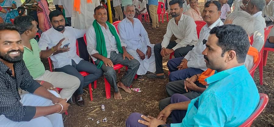 ಖಟಕಚಿಂಚೋಳಿ ಗ್ರಾಮದಲ್ಲಿ ಜನರು ಬೇಸಿಗೆ ಬಿಸಿಲಿನಿಂದ ತಪ್ಪಿಸಿಕೊಳ್ಳಲು ಅಂಗಡಿಯೊಂದರಲ್ಲಿ ಮಾತನಾಡುತ್ತಾ ಕುಳಿತಿರುವುದು