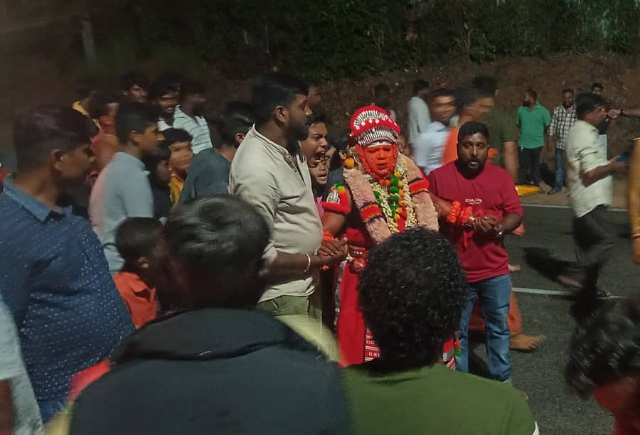 ಸುಂಟಿಕೊಪ್ಪದ ಗದ್ದೆಹಳ್ಳ ಕೊಡಂಗಲ್ಲೂರು ಕುರುಂಭು ಭಗವತಿ ದೇವಾಲಯದ ವಾರ್ಷಿಕ ಪೂಜೋತ್ಸವದ ಅಂಗವಾಗಿ ವಸೂರಿಮಾಲೆ ಸ್ಬಾನ ಮೆರವಣಿಗೆ ಶನಿವಾರ ರಾತ್ರಿ ನಡೆಯಿತು.