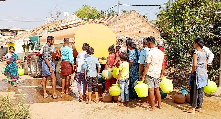 ಹೊಳಲ್ಕೆರೆ ತಾಲ್ಲೂಕಿನ ಹಳ್ಳಿಯೊಂದರಲ್ಲಿ ಟ್ಯಾಂಕರ್ ಮೂಲಕ ನೀರು ಸರಬರಾಜು ಮಾಡುತ್ತಿರುವುದು