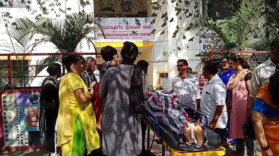 ಸುಬ್ರಹ್ಮಣ್ಯನಗರ ಠಾಣೆ ಎದುರು ಕುಮಾರ್ ಅವರ ಮೃತದೇಹ ಇರಿಸಿದ್ದ ಸಂಬಂಧಿಕರು