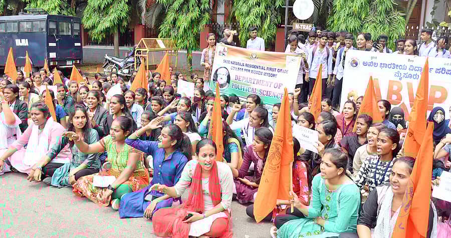 ನೇಹಾ ಕೊಲೆ ಪ್ರಕರಣ ಖಂಡಿಸಿ ಅಖಿಲ ಭಾರತೀಯ ವಿದ್ಯಾರ್ಥಿ ಪರಿಷತ್ ಕಾರ್ಯಕರ್ತರು ಗನ್ ಹೌಸ್ ವೃತ್ತದ ಬಳಿ ಶನಿವಾರ ಪ್ರತಿಭಟಿಸಿದರು –ಪ್ರಜಾವಾಣಿ ಚಿತ್ರ