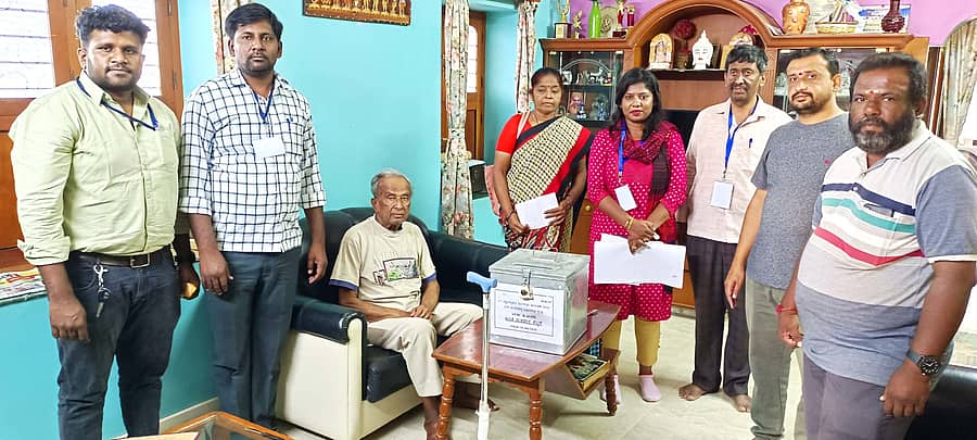 ವಿಜಯಪುರದ ಜಯಚಾಮರಾಜೇಂದ್ರ ಒಡೆಯರ್ ಉದ್ಯಾನವನದ ಬಳಿ ಹಿರಿಯ ನಾಗರಿಕ ಸದ್ಯೋಜಾತಪ್ಪ ಅವರಿಂದ ಅಧಿಕಾರಿಗಳು ಮತದಾನ ಮಾಡಿಸಿದರು