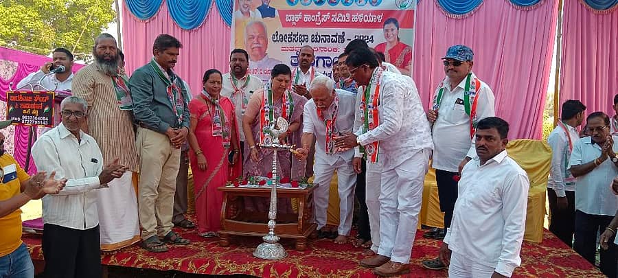 ಹಳಿಯಾಳ ತಾಲ್ಲೂಕಿನ ಹವಗಿಯಲ್ಲಿ ಆಯೋಜಿಸಿದ್ದ ಚುನಾವಣಾ ಪ್ರಚಾರ ಸಭೆಯನ್ನು ಶಾಸಕ ಆರ್‌.ವಿ. ದೇಶಪಾಂಡೆ ಉದ್ಘಾಟಿಸಿದರು