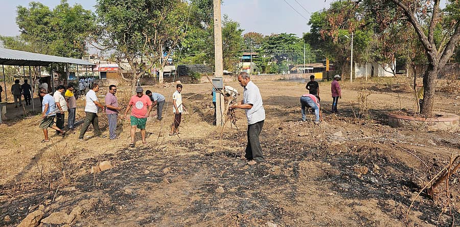 ಹುಕ್ಕೇರಿ ಪಟ್ಟಣದ ವೀರಶೈವ ಲಿಂಗಾಯತ ಸಮಾಜದ ಸ್ಮಶಾನ ಜಾಗವನ್ನು ಸಮುದಾಯದ ಜನರು ಭಾನುವಾರ ಸ್ವಚ್ಛಗೊಳಿಸಿದರು