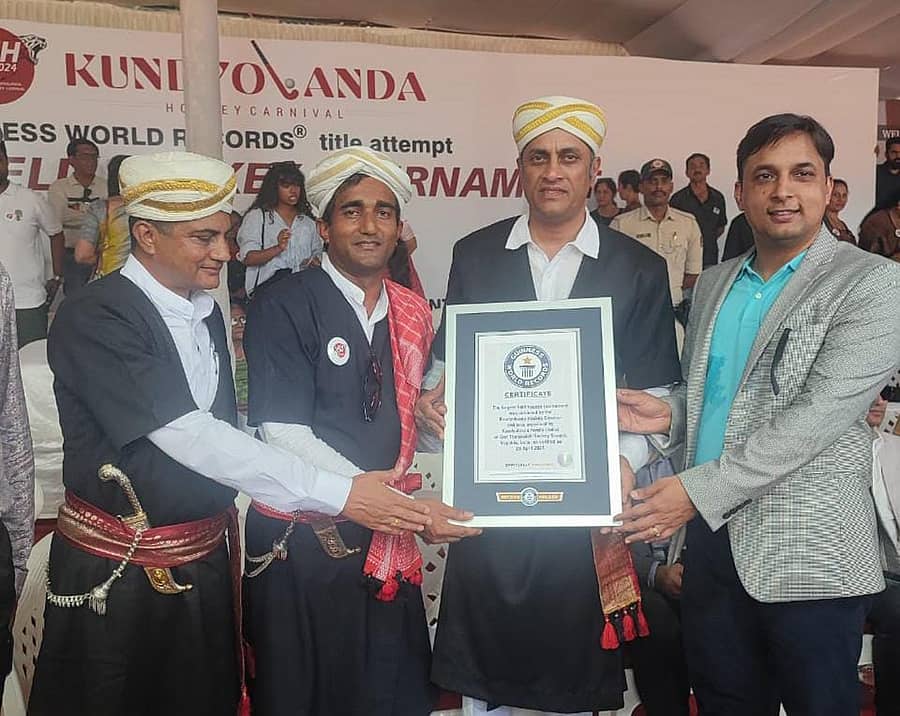 ‘ಗಿನ್ನಿಸ್ ಬುಕ್ ಆಫ್ ರೆಕಾರ್ಡ್’ನಲ್ಲಿ ಸ್ಥಾನ ಪಡೆದ ಕೊಡವ ಕೌಟುಂಬಿಕ ಹಾಕಿ ಪ್ರಮಾಣಪತ್ರವನ್ನು ಕೊಡವ ಹಾಕಿ ಅಕಾಡೆಮಿ ಅಧ್ಯಕ್ಷ ಪಾಂಡಂಡ ಬೋಪಣ್ಣ ಪ್ರದರ್ಶಿಸಿದರು. ಹಾಕಿ ಟೂರ್ನಿಯ ಸಂಚಾಲಕ ದಿನೇಶ್ ಕಾರ್ಯಪ್ಪ, ಶಾಸಕ ಎ.ಎಸ್.ಪೊನ್ನಣ್ಣ, ಜಿಲ್ಲಾಧಿಕಾರಿ ವೆಂಕಟರಾಜಾ ಜೊತೆಗಿದ್ದರು