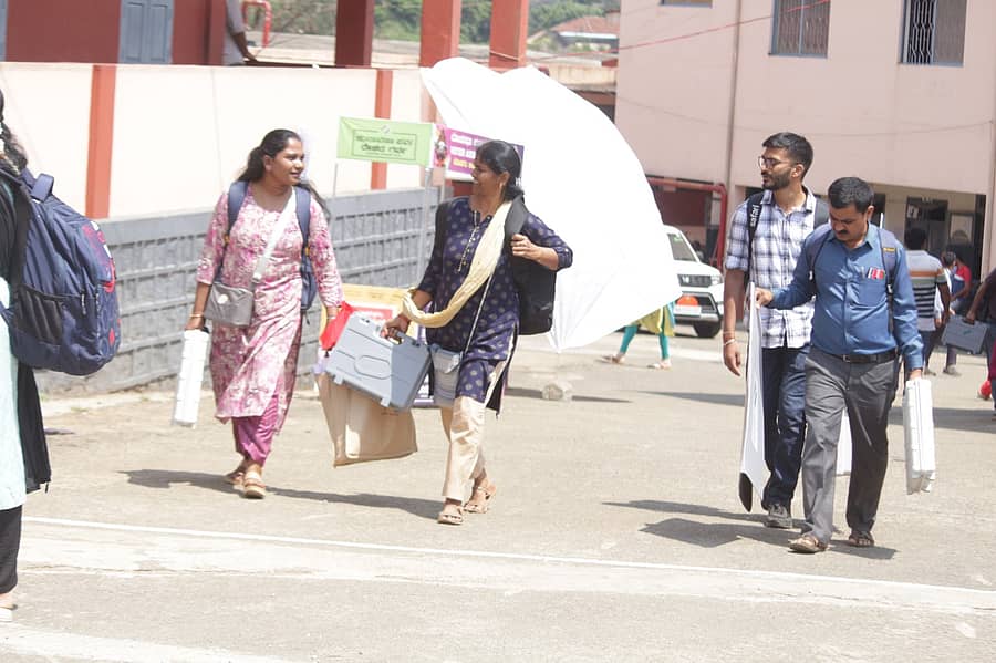 ಮಡಿಕೇರಿ ಸಂತ ಜೋಸೆಫರ ಶಿಕ್ಷಣ ಸಂಸ್ಥೆಯಲ್ಲಿ ಗುರುವಾರ ನಡೆದ ಮಸ್ಟರಿಂಗ್ ವೇಳೆ ಮತದಾನದ ಪರಿಕರಗಳನ್ನು ತೆಗೆದುಕೊಂಡ ಚುನಾವಣಾ ಸಿಬ್ಬಂದ ಪರಸ್ಪರ ಕುಶಲೋಪರಿ ವಿಚಾರಿಸಿಕೊಳ್ಳುತ್ತಾ ತಮ್ಮ ತಮ್ಮ ಮತಗಟ್ಟೆ ಹೊರಟರು