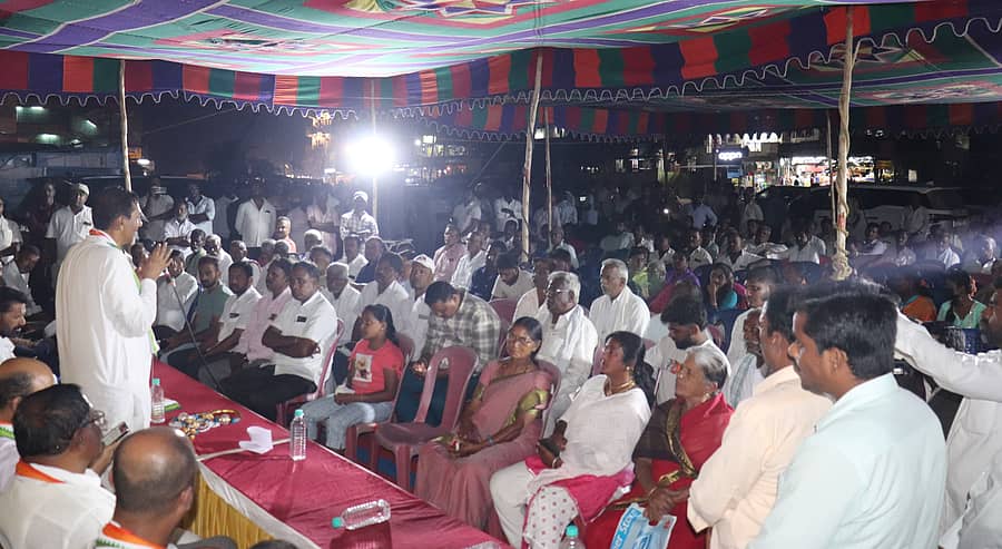 ಮೈಸೂರು–ಕೊಡಗು ಲೋಕಸಭಾ ಕ್ಷೇತ್ರದ ಕಾಂಗ್ರೆಸ್ ಅಭ್ಯರ್ಥಿ ಎಂ. ಲಕ್ಷ್ಮಣ ಇಲವಾಲದಲ್ಲಿ ಮತ ಯಾಚಿಸಿದರು