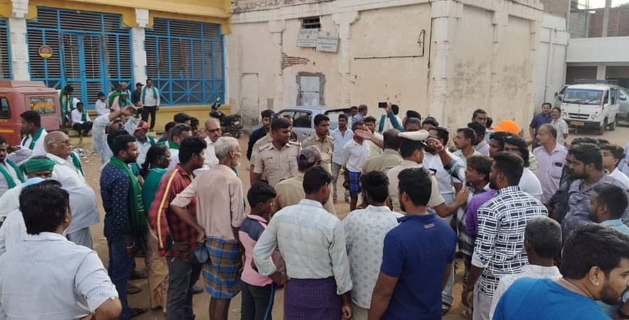 ಚಾಮರಾಜನಗರದ ಜನನಮಂಟಪದ ಆವರಣದಲ್ಲಿ ರೈತ ಸಂಘ ಮತ್ತು ಬಿಜೆಪಿ ಮುಖಂಡರ ನಡುವೆ ವಾಗ್ವಾದ ನಡೆಯಿತು. ಪೊಲೀಸರು ಮಧ್ಯಪ್ರವೇಶಿಸಿ ಪರಿಸ್ಥಿತಿ ತಿಳಿಸಿದರು