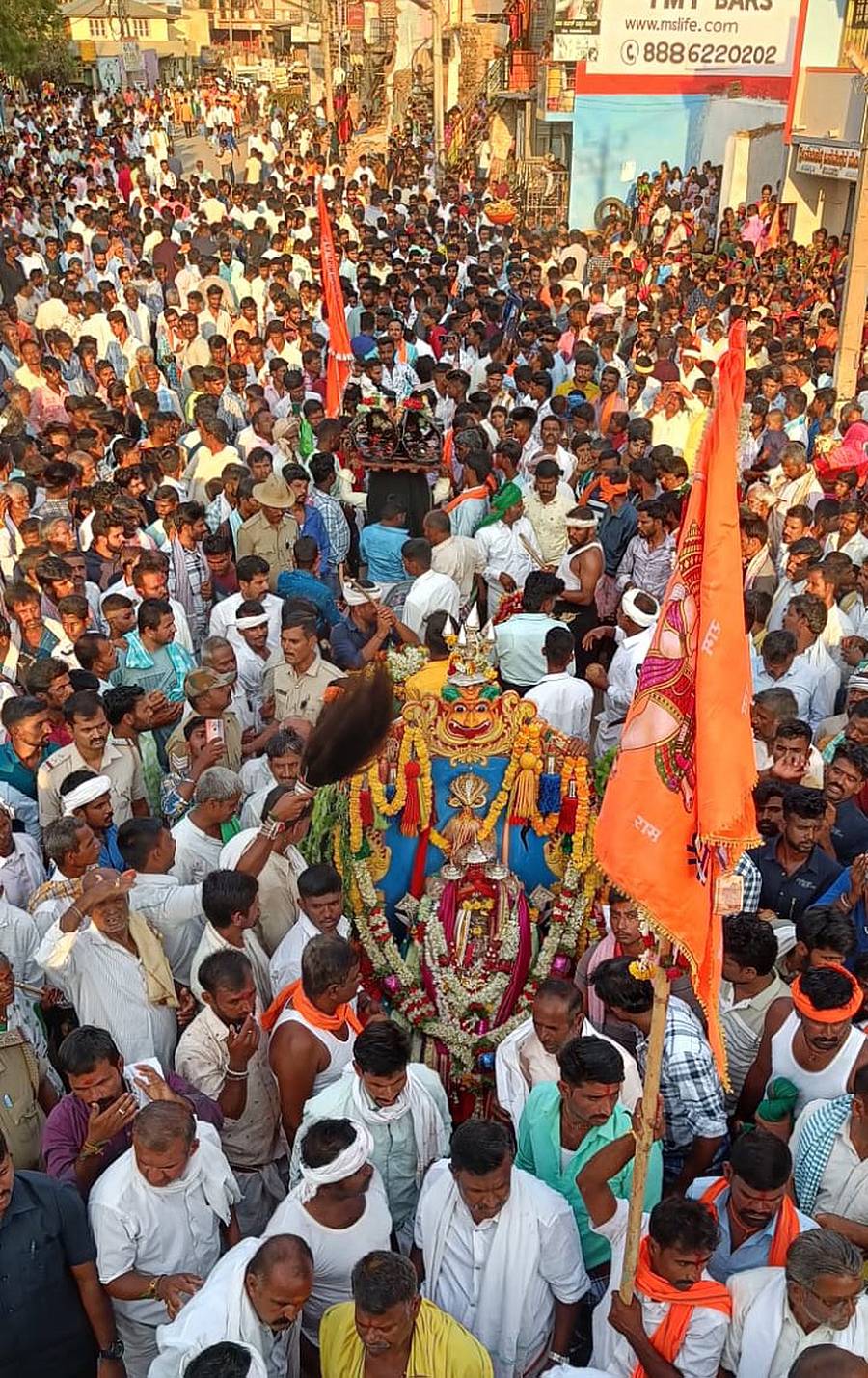 ಹರಪನಹಳ್ಳಿ ತಾಲ್ಲೂಕು ಹಲುವಾಗಲು ಗ್ರಾಮದಲ್ಲಿ ರಥೋತ್ಸವಕ್ಕು ಮುನ್ನ ಆಂಜನೇಯ ಸ್ವಾಮಿಯ ಮೆರವಣಿಗೆ ಜರುಗಿತು