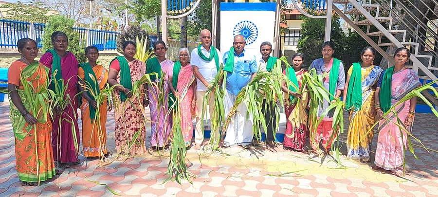ಬರದಿಂದ ತತ್ತರಿಸಿರುವ ಹೈನೋದ್ಯಮ ರಕ್ಷಣೆಗೆ ಹಸಿರು ಮೇವು ಹಾಗೂ ಸಬ್ಸಿಡಿ ದರದಲ್ಲಿ ಪಶು ಆಹಾರ ವಿತರಣೆ ಮಾಡಬೇಕೆಂದು ರೈತ ಸಂಘದವರು ನಗರದ ಅಂಬೇಡ್ಕರ್ ಪ್ರತಿಮೆ ಮುಂಭಾಗ ಒತ್ತಾಯಿಸಿದರು