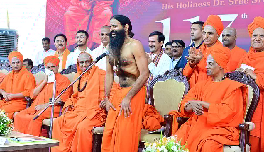 <div class="paragraphs"><p>ತುಮಕೂರಿನ ಸಿದ್ಧಗಂಗಾ ಮಠದಲ್ಲಿ ಸೋಮವಾರ ನಡೆದ ಶಿವಕುಮಾರ ಸ್ವಾಮೀಜಿ 117ನೇ ವರ್ಷದ ಜಯಂತಿ ಕಾರ್ಯಕ್ರಮದ ವೇದಿಕೆಯಲ್ಲಿ ಬಾಬಾ ರಾಮದೇವ್ ಯೋಗ ಪ್ರದರ್ಶಿಸಿದರು. </p></div>