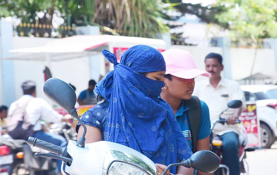 ಚಿತ್ರದುರ್ಗ ನಗರದಲ್ಲಿ ಬಿಸಿಗಾಳಿಯಿಂದ ರಕ್ಷಣೆ ಪಡೆಯಲು ಬಟ್ಟೆ, ಟೋಪಿಗೆ ಮೊರೆ ಹೋದ ಯುವತಿಯರು
ಪ್ರಜಾವಾಣಿ ಚಿತ್ರ: ವಿ.ಚಂದ್ರಪ್ಪ