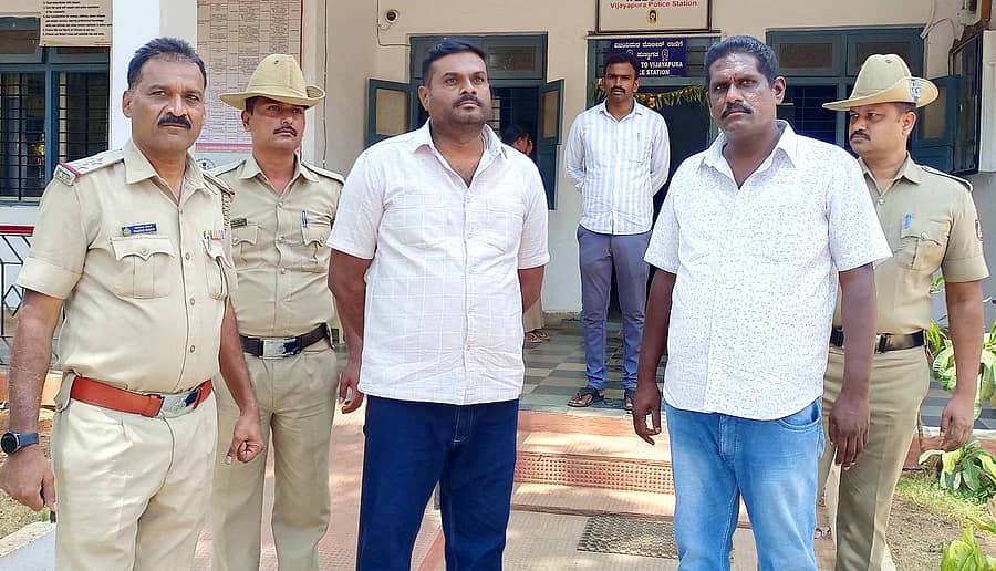 ತಲೆಮರೆಸಿಕೊಂಡಿದ್ದ ಆರೋಪಿಗಳಾದ ಪುರುಷೋತ್ತಮ್ ಹಾಗೂ ಪದ್ಮನಾಭಯ್ಯ ಅವರನ್ನು ಪೊಲೀಸರು ಬಂಧಿಸಿ, ನ್ಯಾಯಾಂಗ ಬಂಧನಕ್ಕೆ ಒಪ್ಪಿಸಿದರು