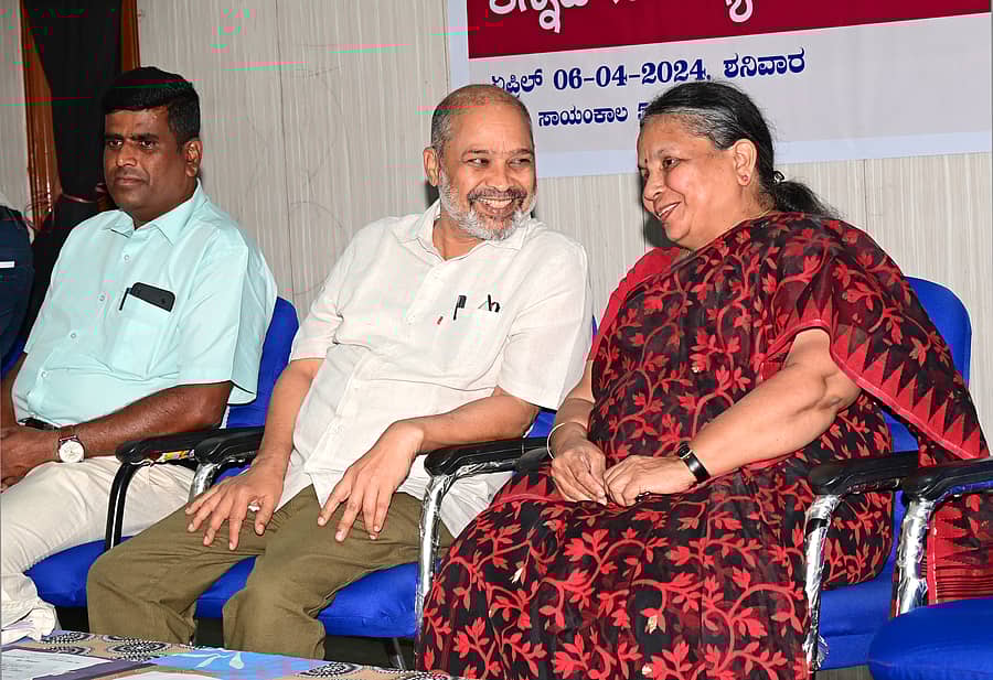 ನಗರದಲ್ಲಿ ಶನಿವಾರ ಆಯೋಜಿಸಿದ್ದ ವಿಚಾರಗೋಷ್ಠಿಯಲ್ಲಿ ಸಾಹಿತಿಗಳಾದ ಅಗ್ರಹಾರ ಕೃಷ್ಣಮೂರ್ತಿ ಮತ್ತು ಎನ್. ಗಾಯತ್ರಿ ಮಾತುಕತೆಯಲ್ಲಿ ತೊಡಗಿದ್ದರು. ಬಂಡಾಯ ಸಾಹಿತ್ಯ ಸಂಘಟನೆ ಬೆಂಗಳೂರು ಜಿಲ್ಲಾ ಘಟಕದ ಸಂಚಾಲಕ ರಾಜು ಗುಂಡಾಪುರ ಭಾಗವಹಿಸಿದ್ದರು -ಪ್ರಜಾವಾಣಿ ಚಿತ್ರ