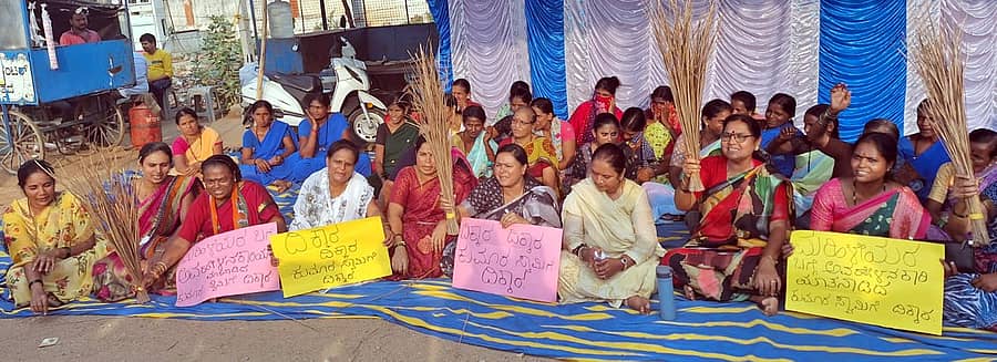 ಹರಪನಹಳ್ಳಿ ಇಜಾರಿ ಶಿರಸಪ್ಪ ವೃತ್ತದ ಪಕ್ಕದಲ್ಲಿ ಕಾಂಗ್ರೆಸ್ ಮಹಿಳಾ ಘಟಕದ ಪದಾಧಿಕಾರಿಗಳು ಕಸಪೊರಕೆ ಪ್ರದರ್ಶಿಸಿ ಪ್ರತಿಭಟನೆ ನಡೆಸಿದರು. ಶಾಸಕಿ ಲತಾ ಮಲ್ಲಿಕಾರ್ಜುನ್ ಹಾಗೂ ಮಹಿಳಾ ಮುಖಂಡರಿದ್ದರು