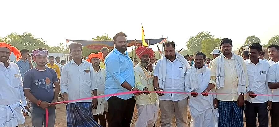 ಮುದ್ದೇಬಿಹಾಳ ತಾಲ್ಲೂಕಿನ ಖಿಲಾರಹಟ್ಟಿ ಗ್ರಾಮದಲ್ಲಿ ನಡೆದ ತೆರಬಂಡಿ ಸ್ಪರ್ಧೆಗೆ ಅಹಿಲ್ಯಾದೇವಿ ಹೋಳ್ಕರ್ ಶಿಕ್ಷಣ ಸಂಸ್ಥೆ ನಿರ್ದೇಶಕ ಕಿರಣ ಮದರಿ ಹಾಗೂ ಬಿ.ಎನ್.ಮದರಿ ಚಾಲನೆ ನೀಡಿದರು