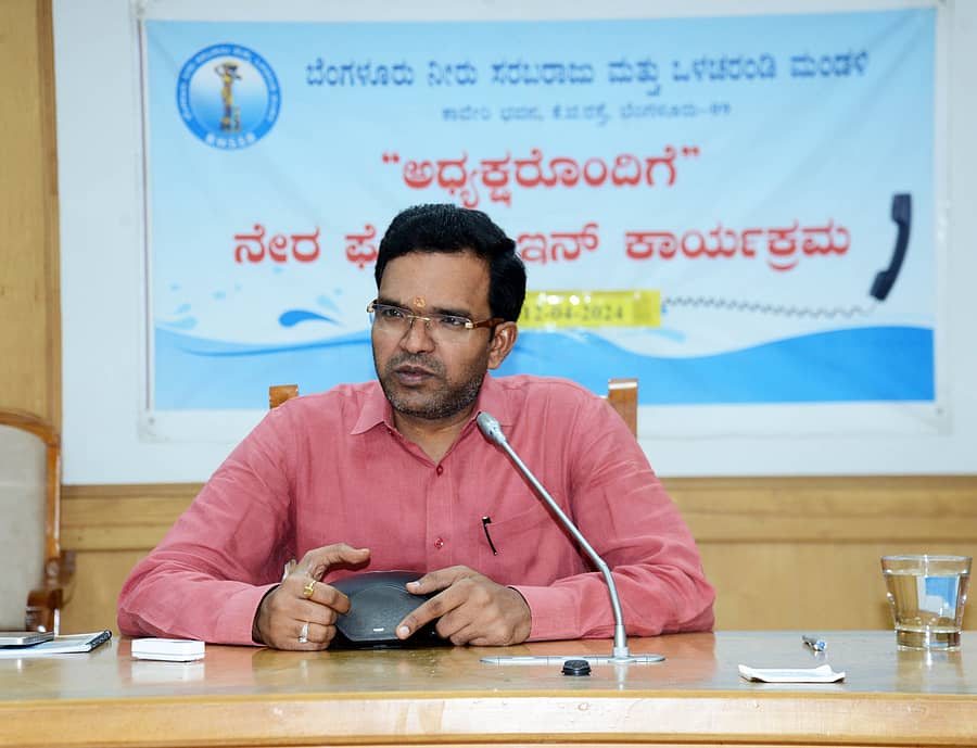 ನೇರ ಫೋನ್ ಇನ್ ಕಾರ್ಯಕ್ರಮದಲ್ಲಿ ಸಾರ್ವಜನಿಕರಿಂದ ದೂರು ಆಲಿಸಿದ ಜಲಮಂಡಳಿ ಅಧ್ಯಕ್ಷ ಡಾ. ವಿ. ರಾಮ್ಪ್ರಸಾತ್ ಮನೋಹರ್