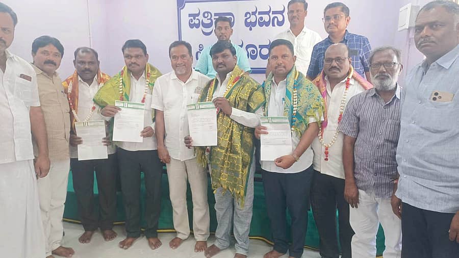 ಸಿಂಧನೂರಿನ ಪತ್ರಿಕಾ ಭವನದಲ್ಲಿ ಜಾತ್ಯತೀತ ಜನತಾದಳದ ತಾಲ್ಲೂಕು ಪರಿಶಿಷ್ಟ ಜಾತಿ ಘಟಕಕ್ಕೆ ನೇಮಕಗೊಂಡ ನೂತನ ಪದಾಧಿಕಾರಿಗಳನ್ನು ಸನ್ಮಾನಿಸಲಾಯಿತು