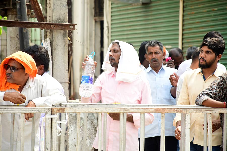 ಕಲಬುರಗಿಯಲ್ಲಿ ಈಚೆಗೆ ಪ್ರಧಾನಿ ನರೇಂದ್ರ ಮೋದಿ ಅವರ ರೋಡ್‌ ಶೋಗಾಗಿ ಬಿಸಿಲಿನಲ್ಲಿ ಕಾದು ಸುಸ್ತಾದ ವ್ಯಕ್ತಿಯೊಬ್ಬರು ಬಾಟಲ್ ನೀರಿನ ಮೊರೆಹೋದ ಕ್ಷಣ 