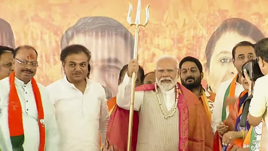 <div class="paragraphs"><p>ಮಹಾರಾಷ್ಟ್ರದ ಧಾರಾಶಿವದಲ್ಲಿ ಮಂಗಳವಾರ ಚುನಾವಣಾ ರ್ಯಾಲಿ ನಡೆಸಿದ ನರೇಂದ್ರ ಮೋದಿ ಅವರಿಗೆ ಅಲ್ಲಿನ ಮುಖಂಡರು ತ್ರಿಶೂಲವನ್ನು ಉಡುಗೊರೆಯಾಗಿ ನೀಡಿದರು</p></div>