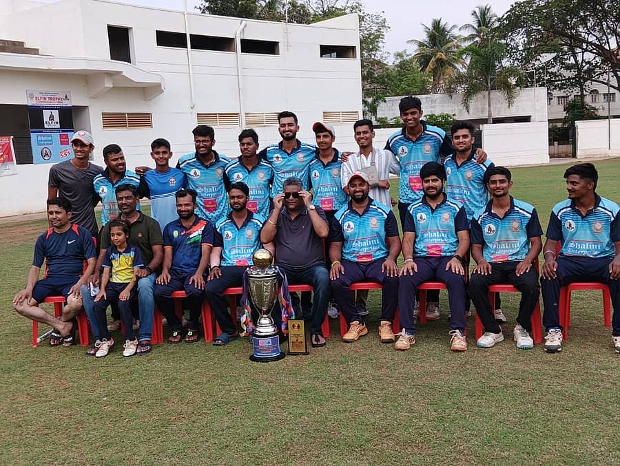 ಹುಬ್ಬಳ್ಳಿಯ ಜಿಮ್ಖಾನ ಮೈದಾನದಲ್ಲಿ ನಡೆದ ಎಲ್ಫಿನ್ ಟ್ರೋಫಿ ಟ್ವೆಂಟಿ–20 ಕ್ರಿಕೆಟ್ ಟೂರ್ನಿಯಲ್ಲಿ ಜಯಗಳಿಸಿದ ಹುಬ್ಬಳ್ಳಿ ಸ್ಪೋರ್ಟ್ಸ್ ಕ್ಲಬ್ ತಂಡಕ್ಕೆ ಟ್ರೋಫಿ ಪ್ರದಾನ ಮಾಡಲಾಯಿತು