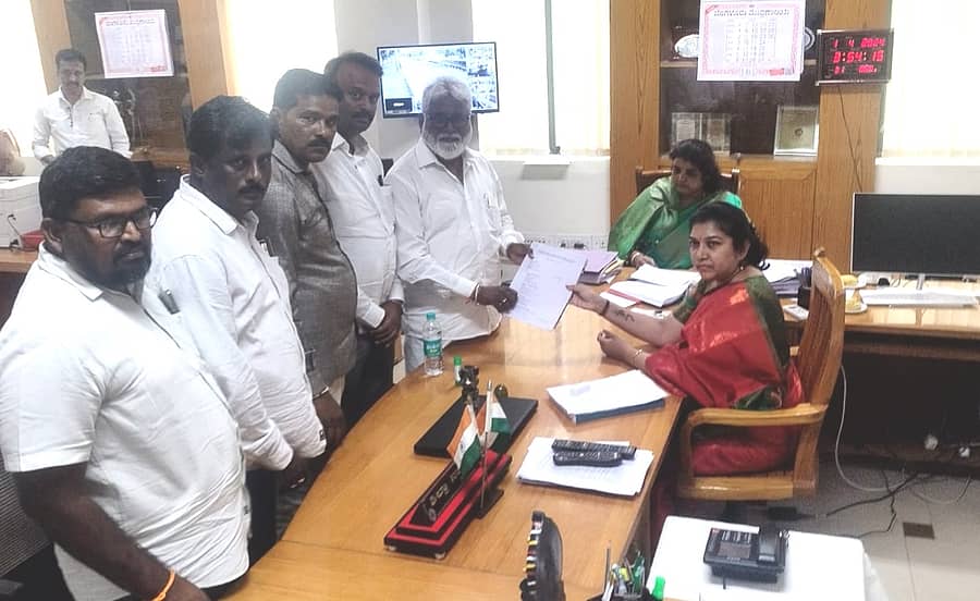 ಎನ್.ಮಹೇಶ್ ಅವರು ಬಿಜೆಪಿ ಮುಖಂಡರೊಂದಿಗೆ ಜಿಲ್ಲಾಧಿಕಾರಿ ಶಿಲ್ಪಾ ನಾಗ್ ಅವರಿಗೆ ದೂರು ಸಲ್ಲಿಸಿದರು