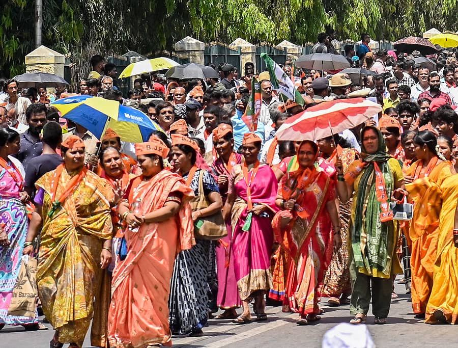 ಬಿಜೆಪಿ ಅಭ್ಯರ್ಥಿ ಯದುವೀರ್ ನಾಮಪತ್ರ ಸಲ್ಲಿಕೆ ಅಂಗವಾಗಿ ನಡೆದ ಮೆರವಣಿಗೆಯಲ್ಲಿ ಕೊಡೆ ಹಿಡಿದು ಪಾಲ್ಗೊಂಡ ಮಹಿಳೆಯರು
–ಪ್ರಜಾವಾಣಿ ಚಿತ್ರ