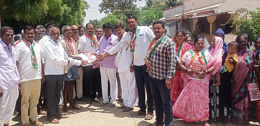  ಮುಂಡರಗಿ ತಾಲ್ಲೂಕಿನ ಹೆಸರೂರು ಗ್ರಾಮದಲ್ಲಿ ಕಾಂಗ್ರೆಸ್ ಮುಖಂಡರು ಕಾಂಗ್ರೆಸ್ ಅಭ್ಯರ್ಥಿ ಆನಂದಸ್ವಾಮಿ ಗಡ್ಡದೇವರಮಠ ಅವರ ಪರವಾಗಿ ಮತಯಾಚಿಸಿದರು