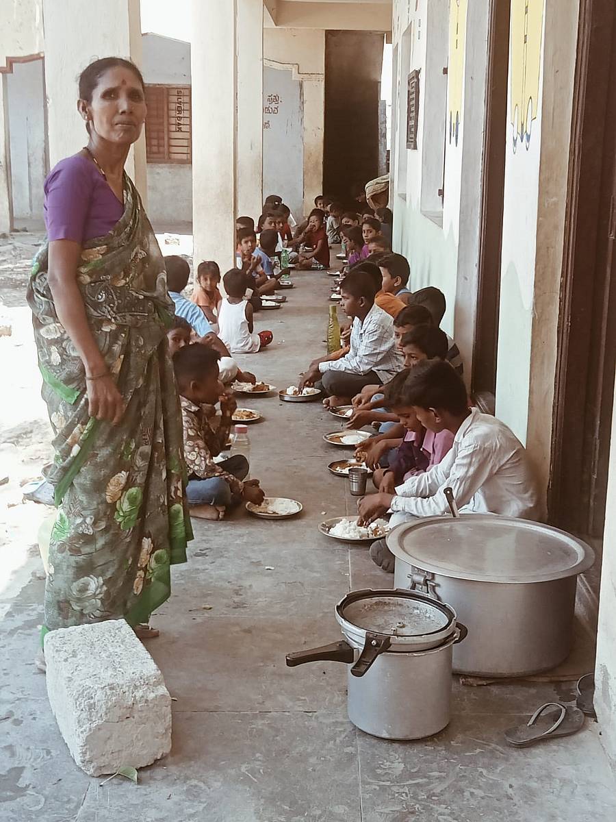 ರಾಯಚೂರಿನ ಸಿಯತಲಾಬ್ ಬಡಾವಣೆಯ ಸರ್ಕಾರಿ ಹಿರಿಯ ಪ್ರಾಥಮಿಕ ಶಾಲೆಯಲ್ಲಿ ಗುರುವಾರ ಮಕ್ಕಳು ಬಿಸಿಯೂಟ ಸೇವನೆ ಮಾಡಿದರು