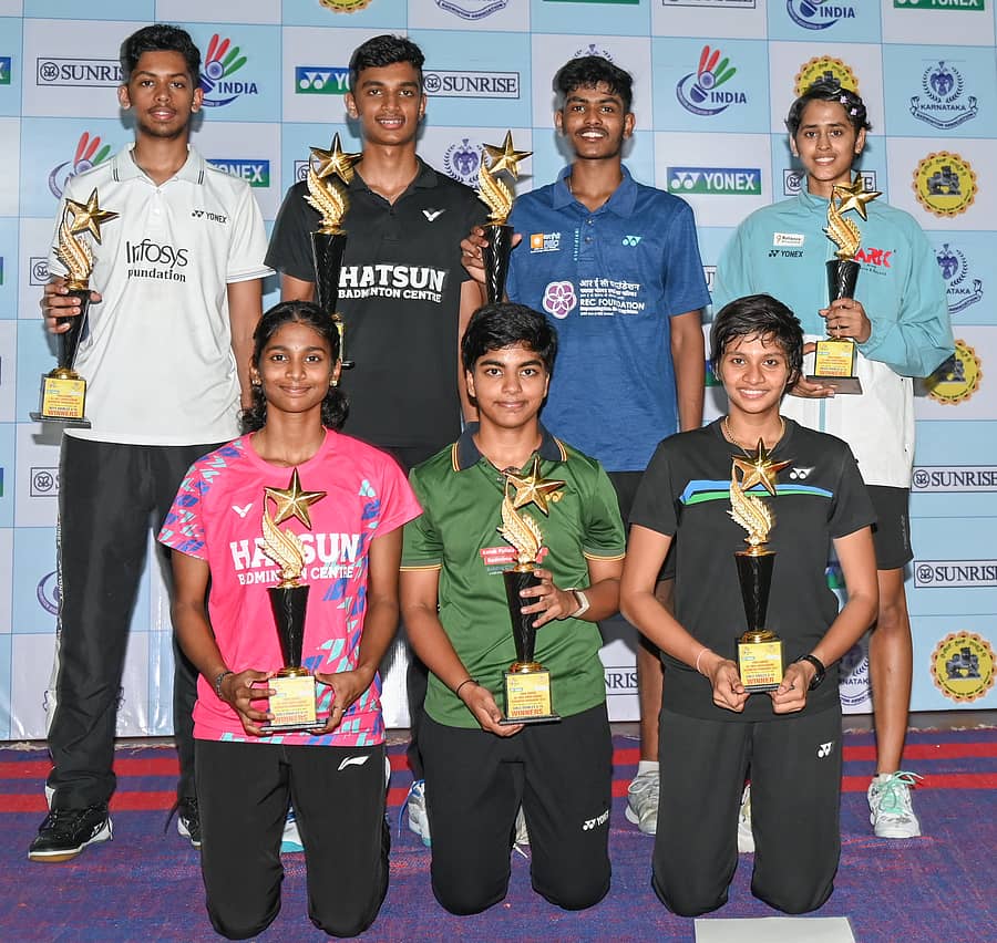 <div class="paragraphs"><p>ಅಖಿಲ ಭಾರತ ಜೂನಿಯರ್ ಬ್ಯಾಡ್ಮಿಂಟನ್ ಟೂರ್ನಿಯಲ್ಲಿ ಪ್ರಶಸ್ತಿ ಗೆದ್ದವರು (ನಿಂತವರು ಎಡದಿಂದ) ಕರ್ನಾಟಕದ ತುಷಾರ್ ಸುವೀರ್, ನಿಕೋಲಸ್ ನಾಥನ್ ರಾಜ್, ಆಂಧ್ರಪ್ರದೇಶದ ಭಾರ್ಗವ್ ರಾಮ್, ತೆಲಂಗಾಣದ ವೆನ್ನಲಾ ಕೆ, (ಕುಳಿತವರು ಎಡದಿಂದ) ತಮಿಳುನಾಡಿನ ರೇಷಿಕಾ ಯು, ಆಂಧ್ರಪ್ರದೇಶದ ನವ್ಯಾ ಕಂಡೇರಿ, ಮಹಾರಾಷ್ಟ್ರದ ಆಲಿಶಾ ನಾಯ್ಕ್ </p></div>