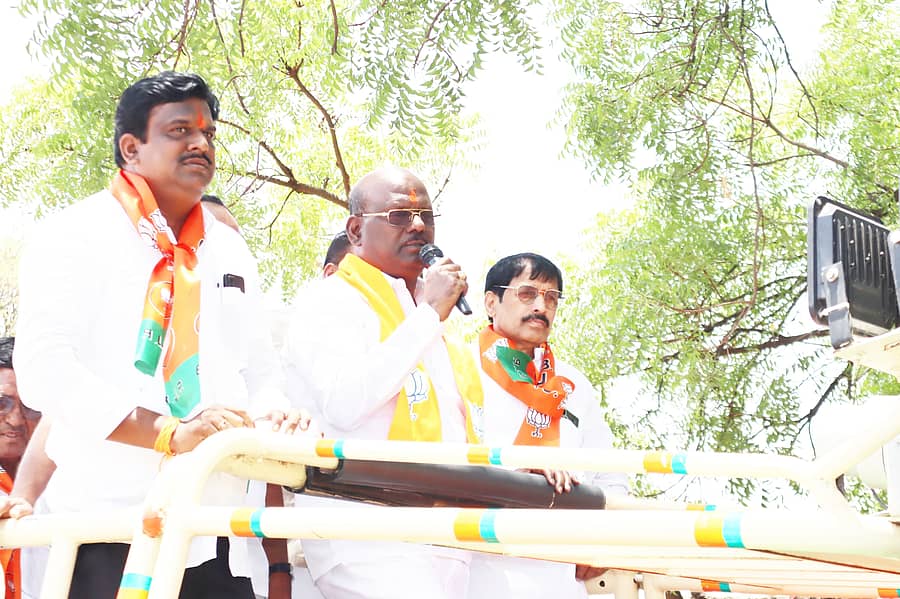 ಮುದಗಲ್ ಸಮೀಪದ ಛತ್ತರ ಗ್ರಾಮದಲ್ಲಿ ಬಿಜೆಪಿ ಅಭ್ಯರ್ಥಿ ರಾಜಾ ಅಮರೇಶ್ವರ ನಾಯಕ ಪರ ಲಿಂಗಸುಗೂರು ಶಾಸಕ ಮಾನಪ್ಪ ವಜ್ಜಲ್ ಪ್ರಚಾರ ನಡೆಸಿದರು