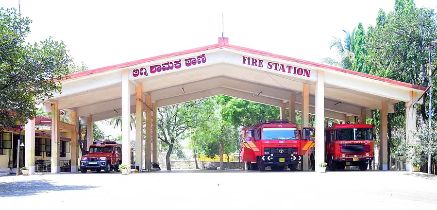 ಚಿತ್ರದುರ್ಗದ ಅಗ್ನಿಶಾಮಕ ಠಾಣೆ ಅವರಣದಲ್ಲಿ ನಿಂತಿರುವ 16,000 ಲೀಟರ್ ನೀರು ಸಂಗ್ರಹ ಸಾಮರ್ಥ್ಯದ ಜಲವಾಹನ