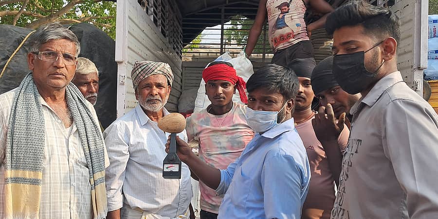 ಹಿರೀಸಾವೆ ಹೋಬಳಿಯ ಬೂಕನಬೆಟ್ಟದಲ್ಲಿ ರೈತರ ಉಂಡೆ ಕೊಬ್ಬರಿಯಲ್ಲಿನ ಎಣ್ಣೆ ಅಂಶದ ಪರೀಕ್ಷೆ ನಡೆಯಿತು