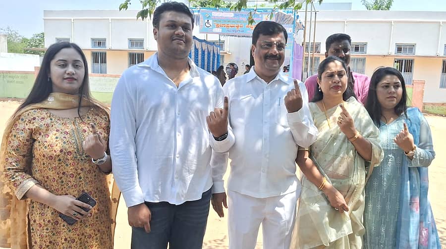 ಮಳವಳ್ಳಿ ತಾಲ್ಲೂಕಿನ ಪೂರಿಗಾಲಿಯ ಮತಗಟ್ಟೆ 248ರಲ್ಲಿ ಶಾಸಕ ಪಿ.ಎಂ.ನರೇಂದ್ರಸ್ವಾಮಿ ಕುಟುಂಬ ಸದಸ್ಯರೊಂದಿಗೆ ಮತದಾನ ಮಾಡಿದರು.