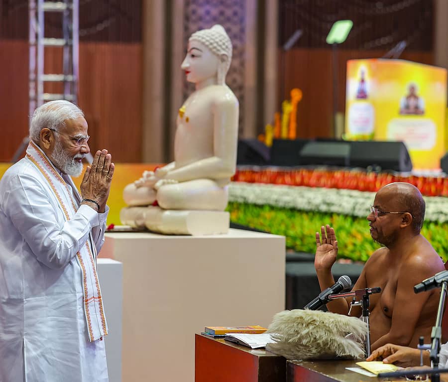 <div class="paragraphs"><p>ನವದೆಹಲಿಯಲ್ಲಿ ಭಾನುವಾರ ನಡೆದ ಭಗವಾನ್‌ ಮಹಾವೀರರ 2550ನೇ ನಿರ್ವಾಣ ಮಹೋತ್ಸವ ಸಮಾರಂಭದಲ್ಲಿ ಭಾಗವಹಿಸಿದ್ದ ಪ್ರಧಾನಿ ನರೇಂದ್ರ ಮೋದಿ ಅವರು ಜೈನ ಮುನಿ ಅವರಿಗೆ ನಮಸ್ಕರಿಸಿದರು </p></div>