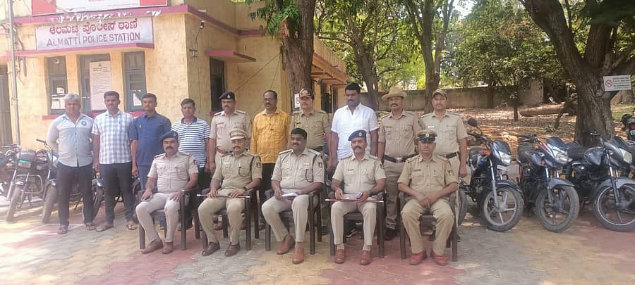 ಆಲಮಟ್ಟಿಯಲ್ಲಿ ಬೈಕ್ ಕಳ್ಳರನ್ನು ಬಂಧಿಸಿರುವ ಪೊಲೀಸ್ ಅಧಿಕಾರಿಗಳು