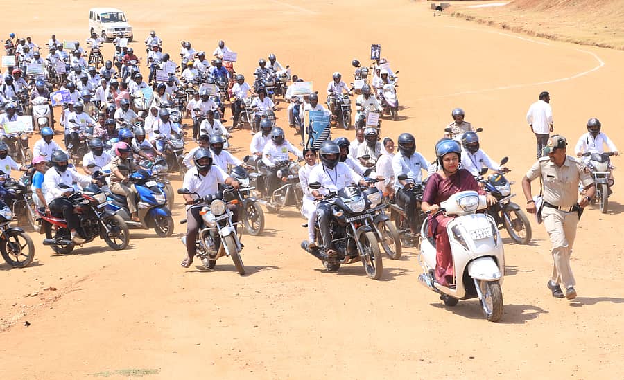 ಬೈಕ್ ರ್ಯಾಲಿಯಲ್ಲಿ ಜಿಲ್ಲಾಧಿಕಾರಿ ಶಿಲ್ಪಾ ನಾಗ್, ಎಸ್ಪಿ ಪದ್ಮಿನಿ ಸಾಹು ಹಾಗೂ ಇತರ ಅಧಿಕಾರಿಗಳು ದ್ವಿಚಕ್ರವಾಹನ ಓಡಿಸಿ ಗಮನ ಸೆಳೆದರು