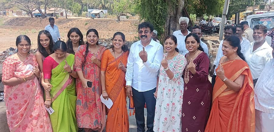 ಎನ್ಡಿಎ ಮೈತ್ರಿಕೂಟದ ಅಭ್ಯರ್ಥಿ ಎಸ್.ಬಾಲರಾಜು ಅವರು ಯಳಂದೂರು ತಾಲ್ಲೂಕಿನ ಮದ್ದೂರಿನ ಮತಗಟ್ಟೆಯಲ್ಲಿ ಕುಟುಂಬದ ಸದಸ್ಯರೊಂದಿಗೆ ಮತದಾನ ಮಾಡಿದ ನಂತರ ಶಾಯಿ ಹಾಕಿದ ಬೆರಳು ಪ್ರದರ್ಶಿಸಿದರು