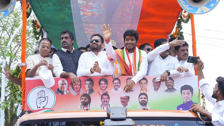 <div class="paragraphs"><p>ಬೀದರ್ನಲ್ಲಿ ಬುಧವಾರ ನಾಮಪತ್ರ ಸಲ್ಲಿಸಿ, ರೋಡ್ ಶೋ ನಡೆಸಿದ ಸಾಗರ್ ಖಂಡ್ರೆ ಅವರು ಜನರತ್ತ ಕೈಬೀಸಿದರು</p></div>