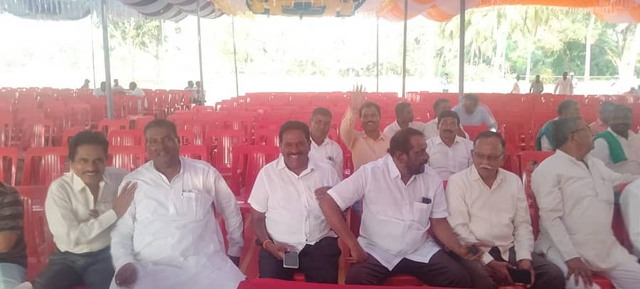 ರಾಮದುರ್ಗದಲ್ಲಿ ಮಂಗಳವಾರ ನಡೆದ ಕಾಂಗ್ರೆಸ್ ಪ್ರಚಾರ ಸಭೆಯಲ್ಲಿ ಬಿಸಿಲಿನ ಕಾರಣಕ್ಕೆ, ಸಂಜೆ 5 ಗಂಟೆಯಾದರೂ ಹೆಚ್ಚಿನ ಜನರು ಸೇರಿರಲಿಲ್ಲ– ಪ್ರಜಾವಾಣಿ ಚಿತ್ರ:ಚನ್ನಪ್ಪ ಮಾದರ