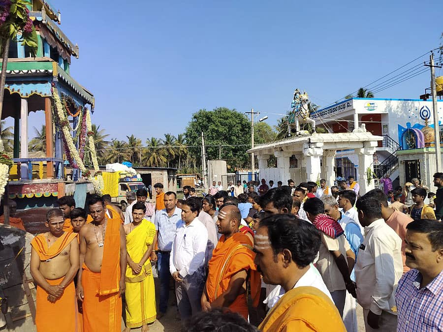 ಕಿಕ್ಕೇರಿ ಹೋಬಳಿಯ ಸಾಸಲು ಗ್ರಾಮದಲ್ಲಿ ಸೋಮವಾರ ಜಾತ್ರೋತ್ಸವ ಅಂಗವಾಗಿ ಜೋಡಿ ರಥಕ್ಕೆ ಪೂಜೆ ಮಾಡಲಾಯಿತು. ತಹಶೀಲ್ದಾರ್ ಎಸ್.ವಿ. ಲೋಕೇಶ್, ವೀಣಾ, ಗೋಪಾಲಕೃಷ್ಣ, ಪ್ರಸನ್ನ, ತಿಪ್ಪೇಶ್, ಸುನಿಲ್ ಗಾಣಿಗೇರ್, ಈರಾಜು ಭಾಗವಹಿಸಿದ್ದರು