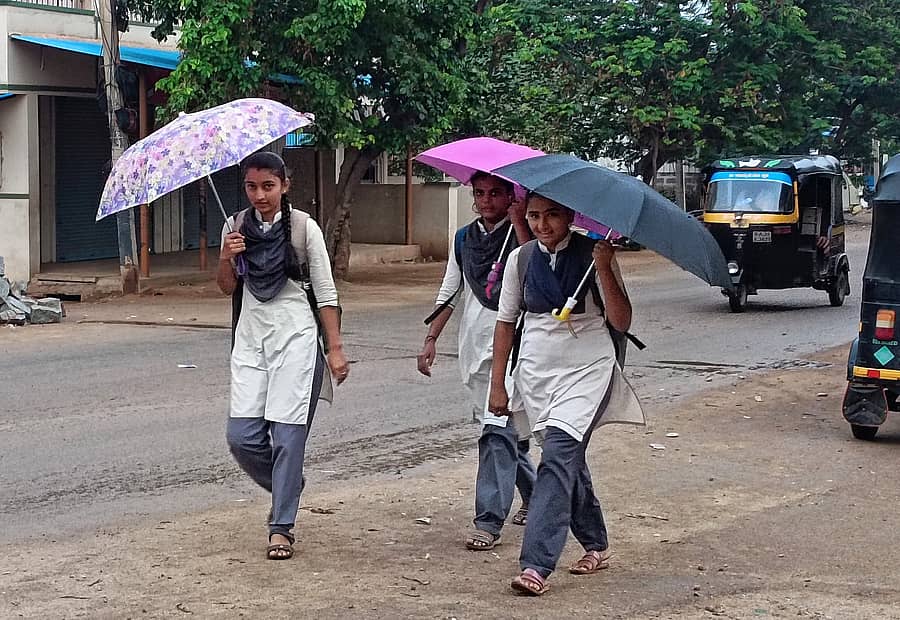 <div class="paragraphs"><p>ಹೊಸಪೇಟೆಯಲ್ಲಿ ಶನಿವಾರ ಬೆಳಿಗ್ಗೆ ತುಂತುರು ಮಳೆಯಲ್ಲಿ ಕೊಡೆ ಹಿಡಿದು ಕಾಲೇಜಿನತ್ತ ಹೆಜ್ಜೆ ಹಾಕಿದ&nbsp;ವಿದ್ಯಾರ್ಥಿನಿಯ</p></div>