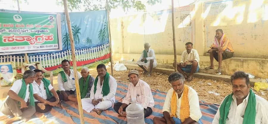 ಸಮರ್ಪಕ ವಿದ್ಯುತ್ ಪೂರೈಕೆಗೆ ಒತ್ತಾಯಿಸಿ ರೈತಸಂಘದಿಂದ ಶಿರಾದ ಬೆಸ್ಕಾಂ ಕಚೇರಿ ಎದುರು ಮಂಗಳವಾರ ಧರಣಿ ನಡೆಯಿತು