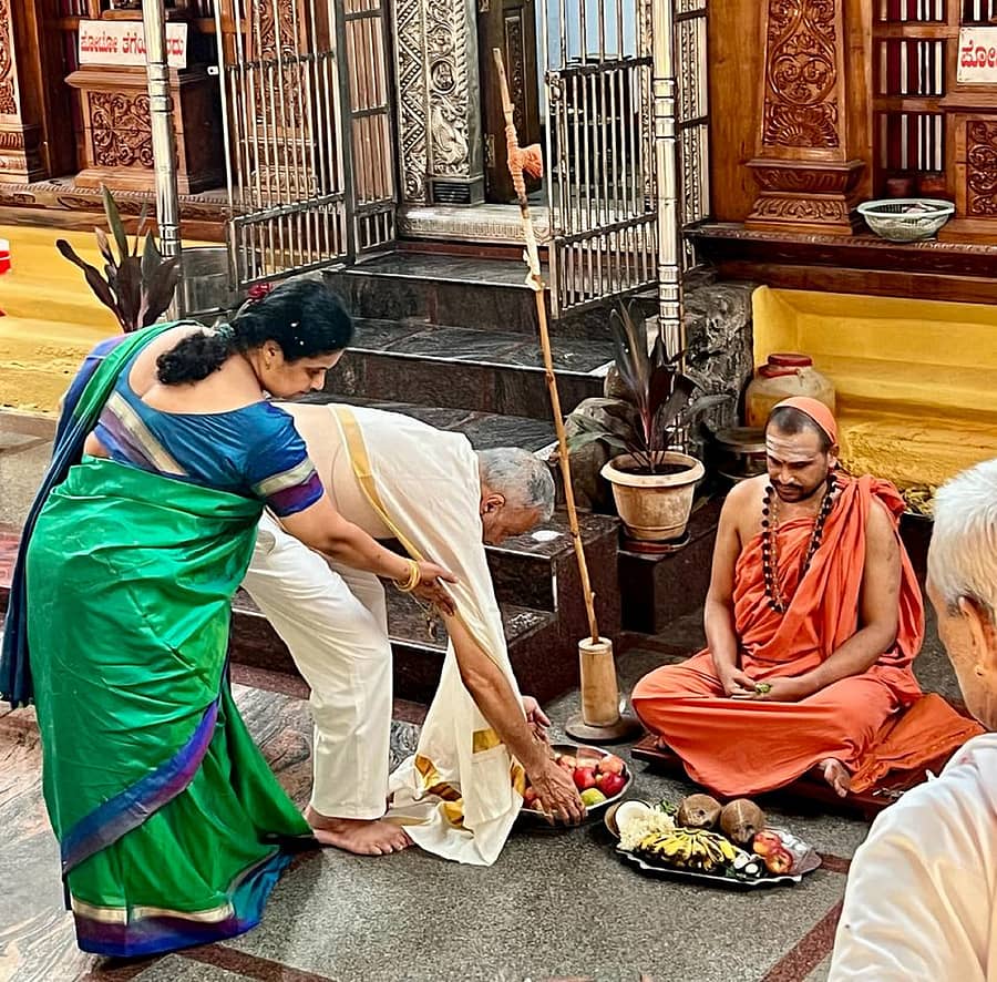 ಉತ್ತರ ಕನ್ನಡ ಲೋಕಸಭಾ ಕ್ಷೇತ್ರದ ಬಿಜೆಪಿ ಅಭ್ಯರ್ಥಿ ವಿಶ್ವೇಶ್ವರ ಹೆಗಡೆ ಕಾಗೇರಿ ಸ್ವರ್ಣವಲ್ಲೀ ಮಠಕ್ಕೆ ಭೇಟಿ ನೀಡಿ, ಗಂಗಾಧರೇಂದ್ರ ಸರಸ್ವತೀ ಸ್ವಾಮೀಜಿ ಅವರ ಆಶೀರ್ವಾದ ಪಡೆದರು